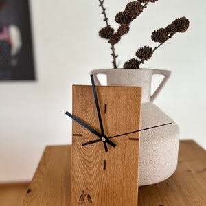 Moderne Wanduhr, Design Holzuhr aus Eiche rechteckig Bild 2