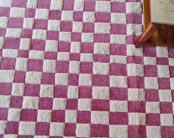 Handknuten ullmatta, rosa och vitrutig Beni Ourain, specialdesignad löpare
