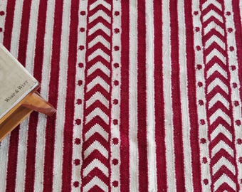 Handgefertigter Flachgewebe Teppich aus Wolle mit Geometrischen Streifen in Rot & Weiß