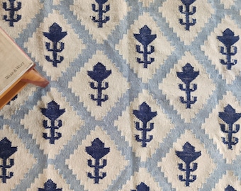 Alfombra Kilim de lana tejida a mano, azul y marfil, tejido plano geométrico, 5 x 8 pies