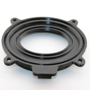 Op de afbeelding: Een zwarte plastic ring met drie concentrische cirkels en vier kleine lipjes. De ring heeft een gladde, glanzende afwerking.