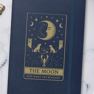 Diario de Tarot Personalizado con Arte del Zodíaco: Libreta de Tapa Dura Personalizada para Regalos Espirituales, Papelería Mística, Inspirada en la Astrología
