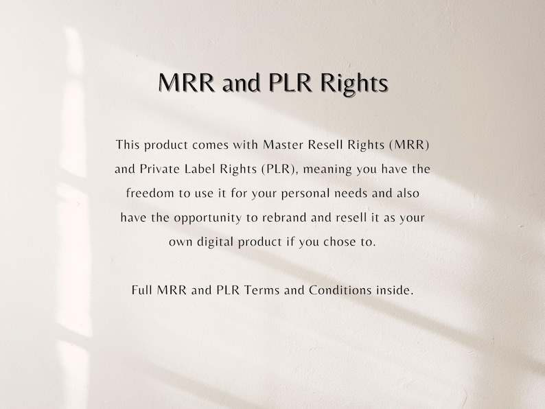 Może przedstawiać: Białe tło z czarnym tekstem "MRR and PLR Rights". Tekst wyjaśnia Master Resell Rights (MRR) i Private Label Rights (PLR), umożliwiając użytkowanie osobiste i rebranding do odsprzedaży. Widoczny jest r&oacute;wnież tekst "Full MRR and PLR Terms and Conditions inside".