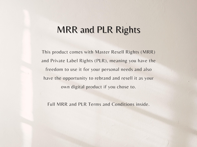 Puede incluir: Texto sobre un fondo crema: &laquo;Derechos MRR y PLR&raquo;. El texto explica los derechos de reventa maestra (MRR) y los derechos de marca privada (PLR), que permiten el uso personal y la reventa. &laquo;T&eacute;rminos y condiciones completos de MRR y PLR en el interior&raquo;.