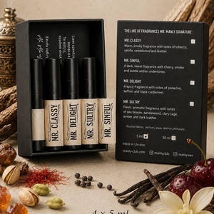 Puede incluir: Una caja de descubrimiento negra que contiene cuatro frascos de perfume en spray de 5 ml etiquetados como Mr. Classy, Mr. Delight, Mr. Sultry y Mr. Sinful. La tapa enumera notas de tabaco, vainilla, cereza, pistacho, azafrán y brisa marina.