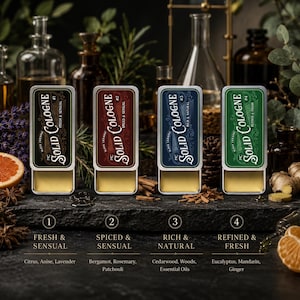 Op de afbeelding: Vier rechthoekige schuifdoosjes met vaste cologne, genummerd van 1 tot 4. De doosjes zijn zwart, bordeauxrood, blauw en groen, elk voorzien van de tekst MC SOLID COLOGNE en geurprofielen zoals Fresh & Sensual, Spiced & Sensual, Rich & Natural en Refined & Fresh.