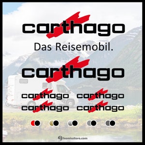 Könnte beinhalten: Ein schwarz-weißes Logo für die Firma "Carthago" mit dem Slogan "Das Reisemobil." Das Logo ist auf einem weißen Wohnmobil vor dem Hintergrund von Bergen und einem Gewässer abgebildet.