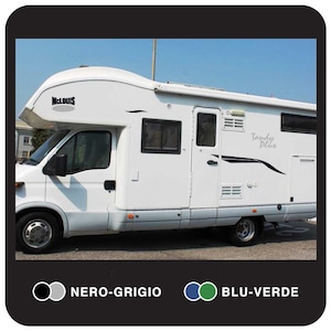 Può includere: Un camper McLouis bianco con la scritta "Tandy Plus" sul lato. Il veicolo presenta dettagli neri e finestre. L'immagine include anche il testo "NERO-GRIGIO" e "BLU-VERDE".