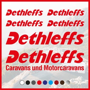 Op de afbeelding: Rood en wit logo voor Dethleffs Caravans und Motorcaravans. Het logo is geplaatst tegen een wazige achtergrond van een bergketen.