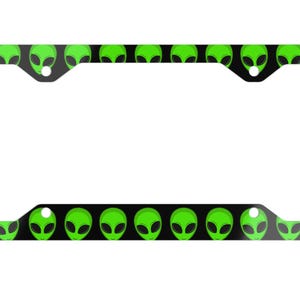 Op de afbeelding: Zwart kentekenplaatraam met een herhalend patroon van groene alienkoppen. De alienkoppen hebben grote zwarte ogen en zijn geplaatst tegen een zwarte achtergrond. Het frame heeft een witte binnenkant.