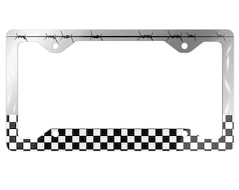 Marco de matrícula con diseño de tablero de ajedrez y alambre de púas: un accesorio de coche con un toque grunge.