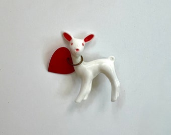 Vintafe Broche fauve Bambi vintage en forme de cerf avec un cœur, idéale pour la Saint-Valentin ou un cadeau d'anniversaire, blanc et rouge