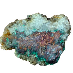 Op de afbeelding: Een ruw mineraal exemplaar met een cluster van doorschijnende witte kwartskristallen, gecontrasteerd door een centraal gedeelte met metaalachtige koperkleurige insluitingen en levendige groene malachietafzettingen op het onregelmatige oppervlak.