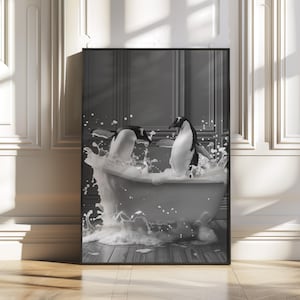 Op de afbeelding: Twee pinguïns in een wit bad vol met bubbels. De pinguïns zijn zwart en wit en spetteren in het water. Het bad is wit en heeft een zwarte rand.