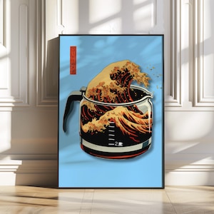 Puede incluir: Un fondo azul con una cafetera llena de un diseño de ola estilizado. La cafetera es de vidrio y tiene un asa negra. El diseño de la ola es en tonos de amarillo, naranja y marrón.