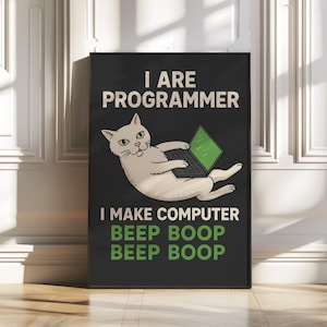 Könnte beinhalten: Ein schwarz-weißes Poster mit einer weißen Katze, die auf einem Laptop sitzt. Der Text auf dem Poster lautet "I are programmer I make computer beep boop beep boop".