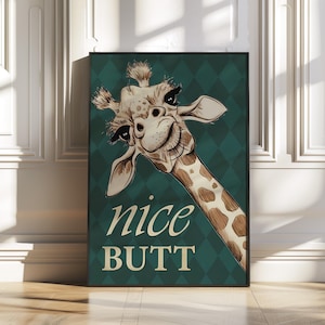 以下が含まれることがあります： 緑と白の模様の背景に、右側から顔を出しているキリンの頭。キリンは薄い茶色と濃い茶色の模様の毛皮をしている。背景には白い文字で「nice BUTT」と印刷されている。