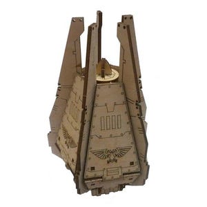 Puede incluir: Maqueta de madera cortada con láser de una nave espacial, con paneles grabados, remaches y el símbolo del Águila Imperial. El modelo es de color marrón claro y se ensambla con piezas entrelazadas.