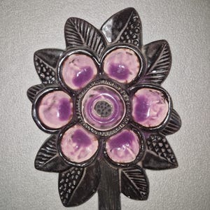 Ceramiczna płaskorzeźba w stylu vintage Floran autorstwa Irmy Yourstone