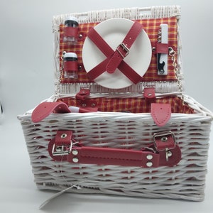 Picnic basket white with red ribbons for 2 people