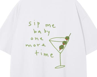 Sip Me Baby One More Time Dirty Martini Tee, Martini-skjorta, signaturcocktail, handritad skjorta, trendig
