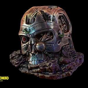 Puede incluir: Una escultura de cráneo metálico con un diseño detallado e intrincado. El cráneo está parcialmente expuesto, revelando un interior mecánico con cables y engranajes. El cráneo descansa sobre una base rocosa.