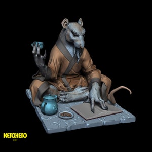 Puede incluir: Una rata gris con una túnica marrón se sienta en una plataforma de piedra, sosteniendo una pequeña taza azul en una mano y un libro en la otra. Una tetera azul y un plato de galletas están en la plataforma.