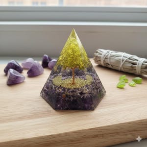 Grote amethist en groene peridot-orgonietpiramide | Reiki-geladen EMV-bescherming, angstverlichting