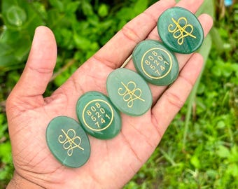 Moneda de jade verde grabada con el símbolo Zibu - Piedra de bolsillo para sanación con cristales - Regalo espiritual para la prosperidad y la protección.