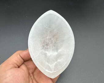 Tigela de cristal de selenita esculpida à mão | Prato para energizar e purificar
