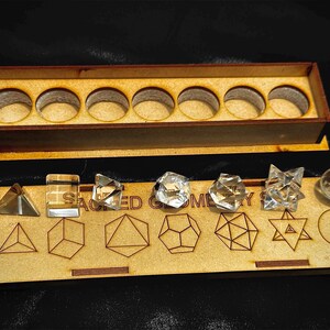 7 Pcs Clear Crystal Quartz Platonic Solids Sacred Geometry Set with Wooden Grid Plate, Reiki Healing Crystals, Meditation Stones, Chakra Bal