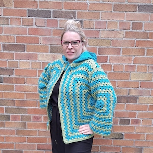 Easy granny square cardigan to crochet with detailed video tutorial in sizes extra-small to 5XL for beginner crocheter