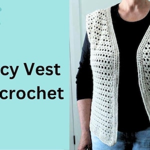 Puede incluir: Un chaleco calado crema con la parte delantera abierta. El chaleco está tejido a ganchillo con un diseño de tejido abierto. El texto "Lacy Vest to crochet" está sobre un fondo azul claro. El chaleco se lleva sobre una camisa negra de manga larga y vaqueros.