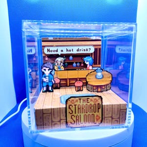 Stardew Valley Stardrop Saloon 3D Diorama, personalisierte handgemachte Schaukasten, Schreibtisch Display Merch Cube