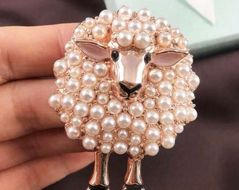 Broche mouton nacrée, épingle animal fantaisiste pour un look de fête pour femme - accent de tenue, broche pour femme, mode femme