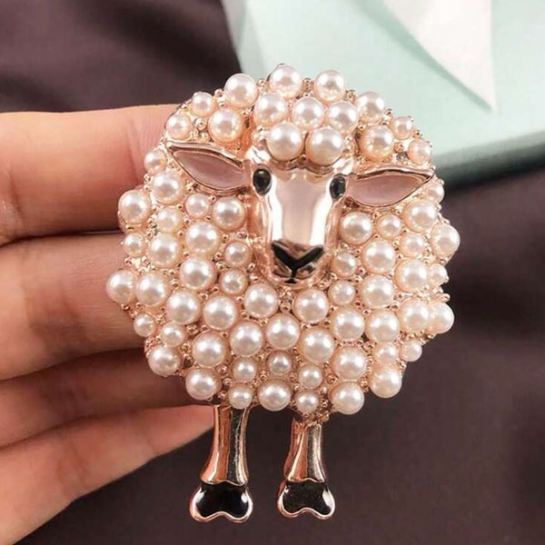 Broche mouton nacrée, épingle animal fantaisiste pour un look de fête pour femme - accent de tenue, broche pour femme, mode femme