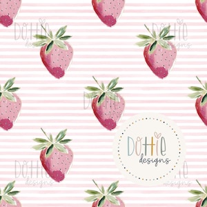 Könnte beinhalten: Ein sich wiederholendes Muster aus Aquarell-Erdbeeren auf einem rosa-weiß gestreiften Hintergrund. Die Erdbeeren sind rosa mit dunkleren roten Schattierungen und grünen Blättern. Ein kreisförmiges Logo mit dem Text "Dottie Designs" befindet sich unten rechts.