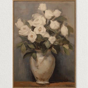 Puede incluir: Una pintura de un ramo de rosas blancas en un jarrón de color crema. Las rosas están dispuestas en un estilo suelto y natural, y el jarrón es simple y elegante. El fondo es de un color azul grisáceo suave.