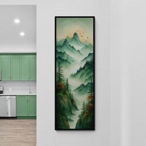 Pode incluir: Um corredor com paredes brancas e piso de madeira. Uma porta leva a uma cozinha com armários verdes e eletrodomésticos de aço inoxidável. Uma impressão emoldurada de uma paisagem montanhosa pendura na parede.