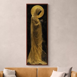 Puede incluir: Una pintura de una mujer con una larga túnica dorada fluida, de pie con las manos juntas en oración. La mujer está rodeada por un halo de luz, y el fondo es un bosque oscuro y sombrío.