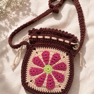 Bolso bandolera de ganchillo hecho a mano con flores / Bolso floral estilo cottagecore / Mini bolso de hombro boho / Bolso de ganchillo Y2K