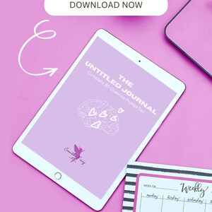 Może przedstawiać: Różowy ekran tabletu wyświetlający cyfrowy dziennik zatytułowany "The Untitled Journal" z grafiką mózgu i serca. Dziennik zawiera 80 pytań. Tablet leży na różowym tle z czarno-białym paskowanym notesem z tygodniowym planem.
