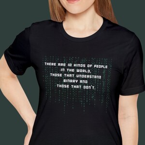 Peut inclure: T-shirt noir avec un graphique de texte vert qui dit "THERE ARE 10 KINDS OF PEOPLE IN THE WORLD, THOSE THAT UNDERSTAND BINARY AND THOSE THAT DON'T."