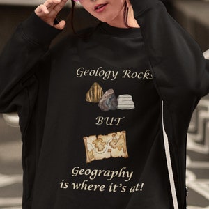 Geologie rockt, aber Geographie ist, wo es ist Unisex Rundhals-Sweatshirt | Papa Witz Geschenk Shirt | Humorvolles Wissenschafts-Wortspiel Shirt | Lustiges Geek Geschenk