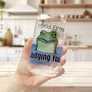 Lata de vidrio con forma de rana divertida / Rana de estanque que te juzga. En silencio. / Vaso de café helado de 473 ml con tapa y pajita opcionales / Taza con forma de animal sarcástico