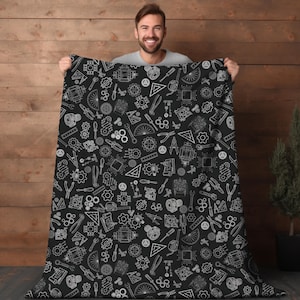 Peut inclure: Jeté de canapé noir et blanc avec un motif répétitif d'outils et d'engrenages. Le motif comprend des clés, des tournevis, des rapporteurs, des règles et des engrenages.