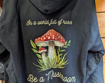 Bluza z kapturem Be a Mushroom Unisex, zapinana na zamek | Bluza z kapturem Cottagecore | Estetyczna koszulka z motywem botanicznym muchomora czerwonego | Goblinecore Mushroomcore