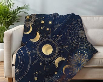 以下が含まれることがあります： 月のモチーフ、星、太陽、そして黄道帯の輪が描かれた、金色の天体模様のネイビーブルーの毛布です。