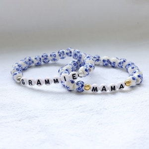 Pulsera de cuentas con nombre personalizado, pulsera de porcelana blanca y azul personalizada, pulsera hecha a mano, regalo para mamá, regalo de cumpleaños para ella