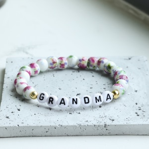 Pulseira de contas com nome personalizado | Pulseira de contas de porcelana com flor rosa | Pulseira de contas com letras | Presente para amantes de flores | Presente para ela